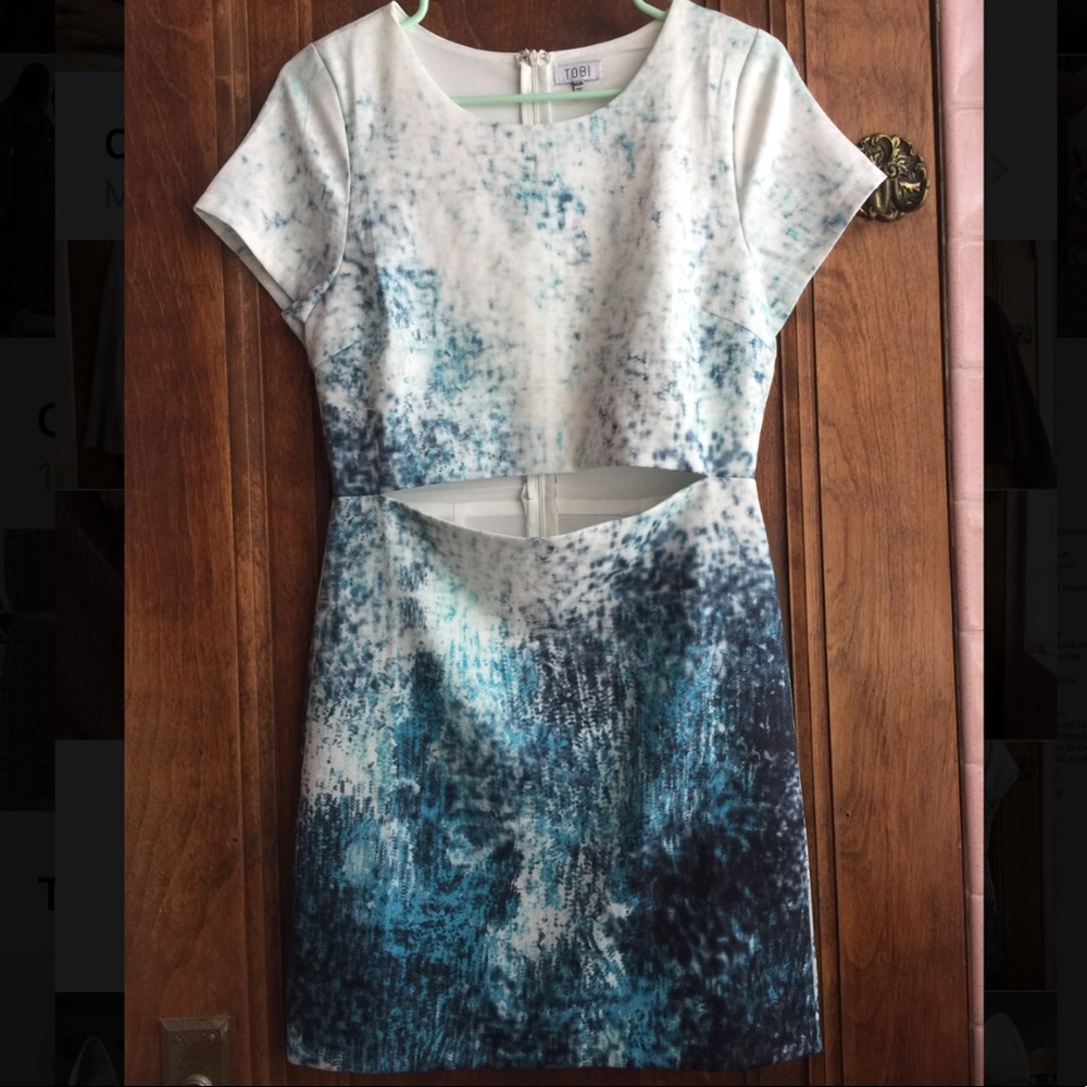 Fitted dress with cut out